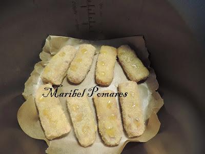 Salchichas empanadas con pan rallado con queso, ajo y perejil, con acompañamiento de cebolla, calabacin y pimientos a la planchas.