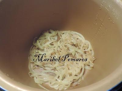 Salchichas empanadas con pan rallado con queso, ajo y perejil, con acompañamiento de cebolla, calabacin y pimientos a la planchas.