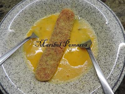 Salchichas empanadas con pan rallado con queso, ajo y perejil, con acompañamiento de cebolla, calabacin y pimientos a la planchas.