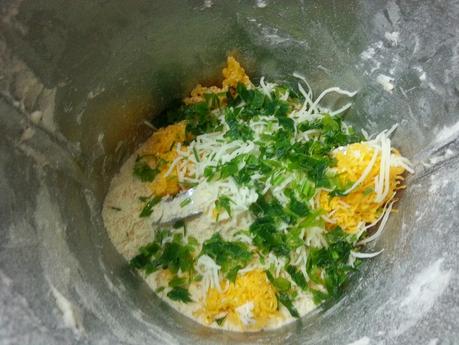 Salchichas empanadas con pan rallado con queso, ajo y perejil, con acompañamiento de cebolla, calabacin y pimientos a la planchas.