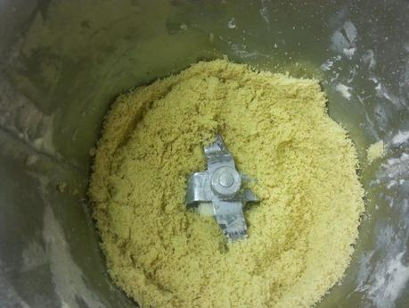 Salchichas empanadas con pan rallado con queso, ajo y perejil, con acompañamiento de cebolla, calabacin y pimientos a la planchas.