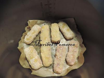 Salchichas empanadas con pan rallado con queso, ajo y perejil, con acompañamiento de cebolla, calabacin y pimientos a la planchas.