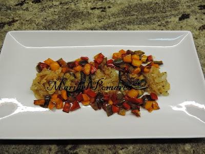 Salchichas empanadas con pan rallado con queso, ajo y perejil, con acompañamiento de cebolla, calabacin y pimientos a la planchas.