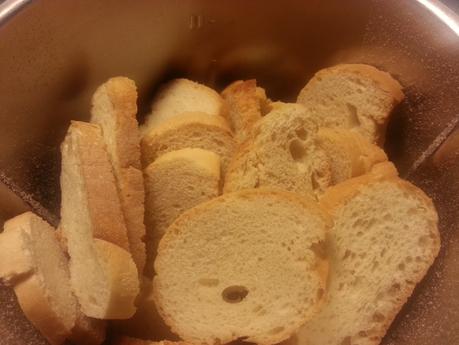 Salchichas empanadas con pan rallado con queso, ajo y perejil, con acompañamiento de cebolla, calabacin y pimientos a la planchas.