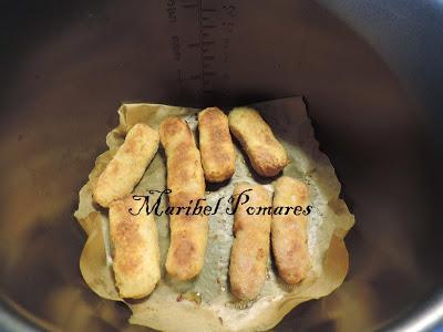 Salchichas empanadas con pan rallado con queso, ajo y perejil, con acompañamiento de cebolla, calabacin y pimientos a la planchas.