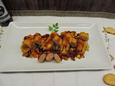 Salchichas empanadas con pan rallado con queso, ajo y perejil, con acompañamiento de cebolla, calabacin y pimientos a la planchas.