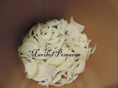 Salchichas empanadas con pan rallado con queso, ajo y perejil, con acompañamiento de cebolla, calabacin y pimientos a la planchas.