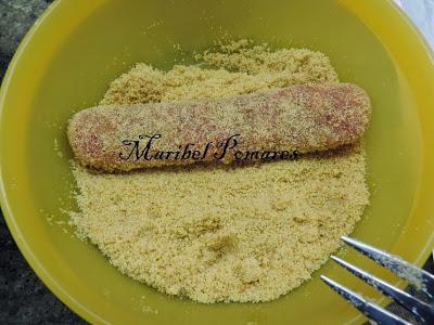 Salchichas empanadas con pan rallado con queso, ajo y perejil, con acompañamiento de cebolla, calabacin y pimientos a la planchas.