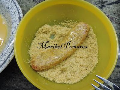 Salchichas empanadas con pan rallado con queso, ajo y perejil, con acompañamiento de cebolla, calabacin y pimientos a la planchas.