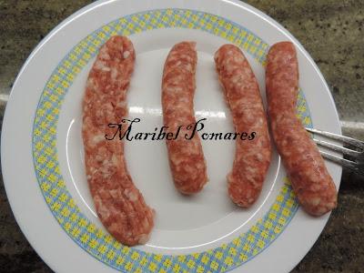 Salchichas empanadas con pan rallado con queso, ajo y perejil, con acompañamiento de cebolla, calabacin y pimientos a la planchas.