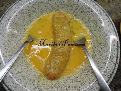 Salchichas empanadas con pan rallado con queso, ajo y perejil, con acompañamiento de cebolla, calabacin y pimientos a la planchas.