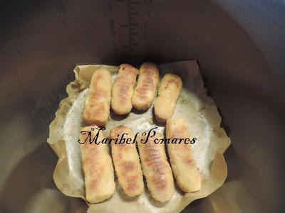 Salchichas empanadas con pan rallado con queso, ajo y perejil, con acompañamiento de cebolla, calabacin y pimientos a la planchas.