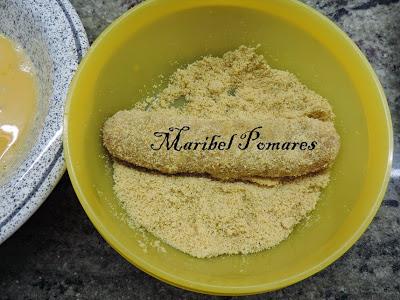 Salchichas empanadas con pan rallado con queso, ajo y perejil, con acompañamiento de cebolla, calabacin y pimientos a la planchas.