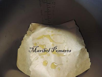 Salchichas empanadas con pan rallado con queso, ajo y perejil, con acompañamiento de cebolla, calabacin y pimientos a la planchas.