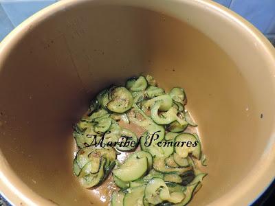 Salchichas empanadas con pan rallado con queso, ajo y perejil, con acompañamiento de cebolla, calabacin y pimientos a la planchas.