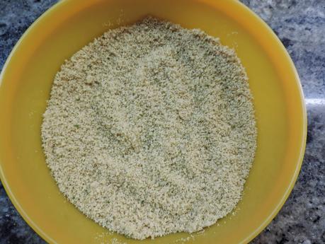 Salchichas empanadas con pan rallado con queso, ajo y perejil, con acompañamiento de cebolla, calabacin y pimientos a la planchas.