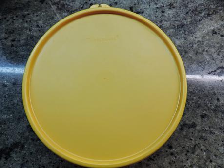 Salchichas empanadas con pan rallado con queso, ajo y perejil, con acompañamiento de cebolla, calabacin y pimientos a la planchas.