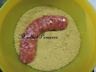 Salchichas empanadas con pan rallado con queso, ajo y perejil, con acompañamiento de cebolla, calabacin y pimientos a la planchas.