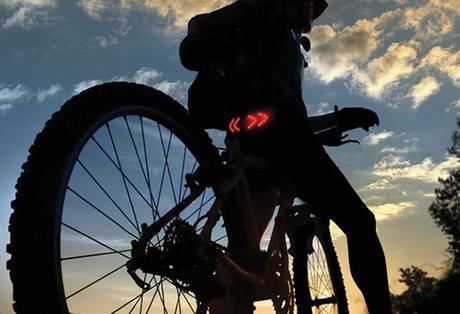 En bicicleta de forma segura.