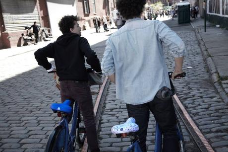 En bicicleta de forma segura.