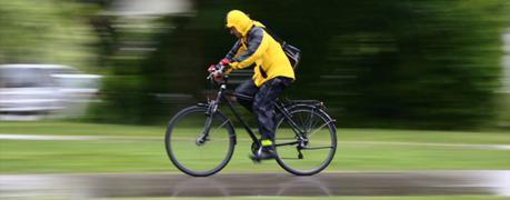Montar en bicicleta con lluvia