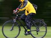 Montar bicicleta lluvia