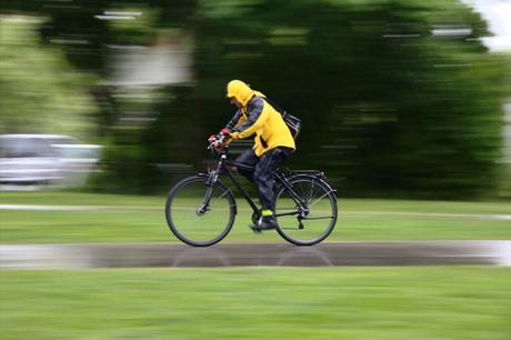 Montar en bicicleta con lluvia