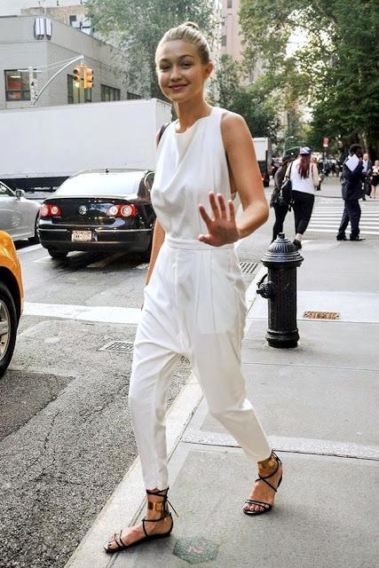 STREET STYLE INSPIRATION; SANDALS EVERYDAY.-