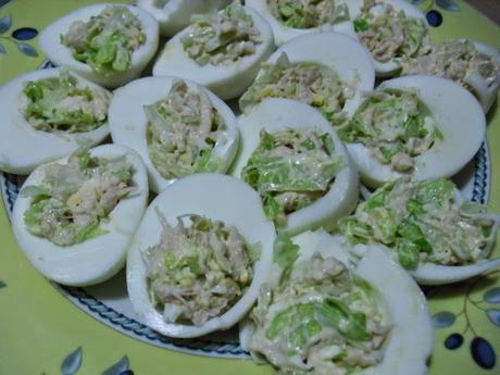 HUEVOS RELLENOS CON POLLO HUEVOS RELLENOS CON POLLO