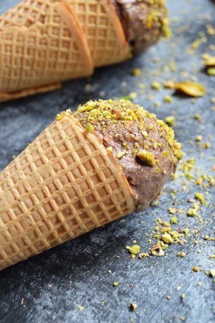 Helado de chocolate y pistachos