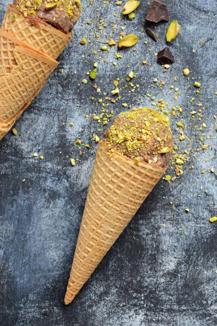 Helado de chocolate y pistachos