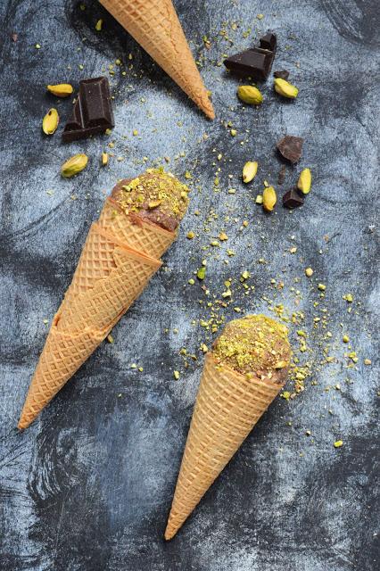 Helado de chocolate y pistachos