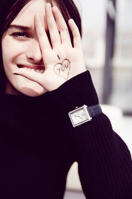 Sam Rollinson luce el nuevo reloj BOY.FRIEND de Chanel