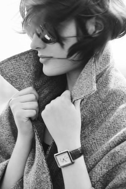 Sam Rollinson luce el nuevo reloj BOY.FRIEND de Chanel