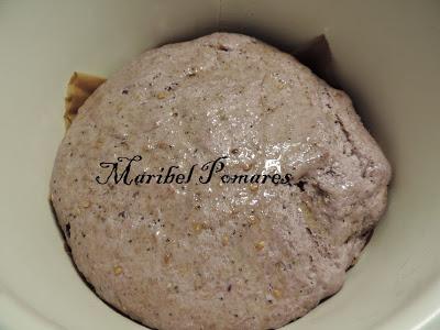 Pan integral de col lombarda.