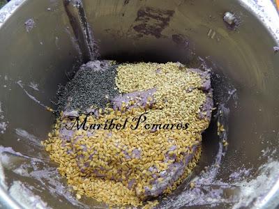 Pan integral de col lombarda.