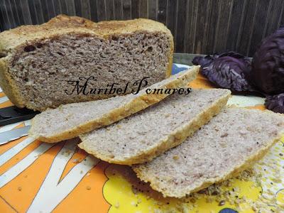 Pan integral de col lombarda.