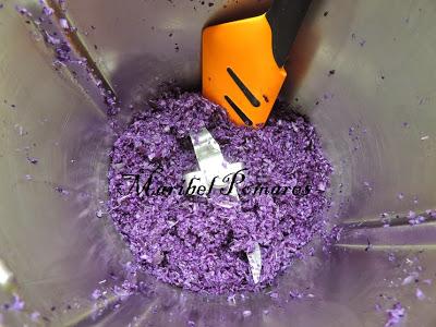 Pan integral de col lombarda.