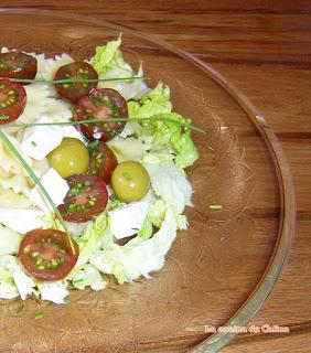 Ensalada de pasta con quesitos y tomates cherry