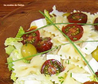 Ensalada de pasta con quesitos y tomates cherry