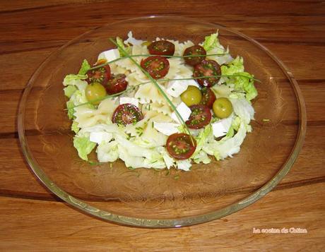 Ensalada de pasta con quesitos y tomates cherry