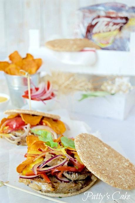 Sánguche de chicharrón con salsa criolla y de ají #AiresdePerú Sánguche de chicharrón con salsa criolla y de ají #AiresdePerú