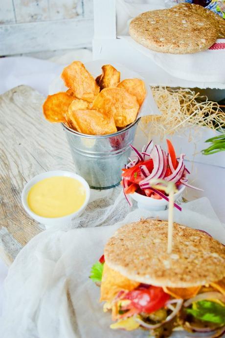 Sánguche de chicharrón con salsa criolla y de ají #AiresdePerú Sánguche de chicharrón con salsa criolla y de ají #AiresdePerú