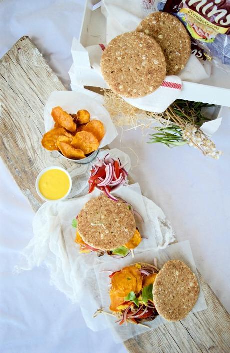 Sánguche de chicharrón con salsa criolla y de ají #AiresdePerú Sánguche de chicharrón con salsa criolla y de ají #AiresdePerú