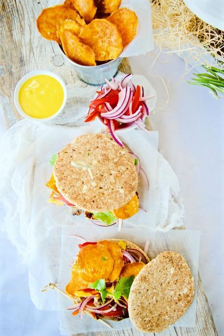 Sánguche de chicharrón con salsa criolla y de ají #AiresdePerú Sánguche de chicharrón con salsa criolla y de ají #AiresdePerú