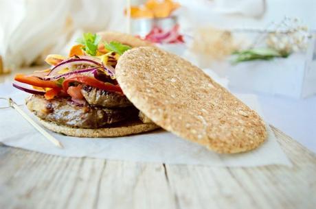 Sánguche de chicharrón con salsa criolla y de ají #AiresdePerú Sánguche de chicharrón con salsa criolla y de ají #AiresdePerú