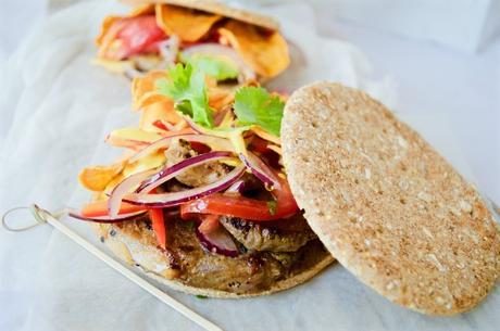 Sánguche de chicharrón con salsa criolla y de ají #AiresdePerú Sánguche de chicharrón con salsa criolla y de ají #AiresdePerú