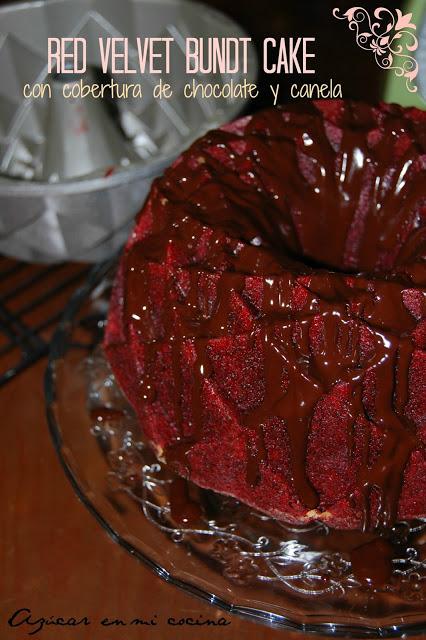 Red Velvet Bundt Cake con cobertura de chocolate y canela