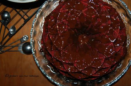 Red Velvet Bundt Cake con cobertura de chocolate y canela