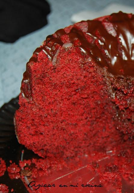 Red Velvet Bundt Cake con cobertura de chocolate y canela